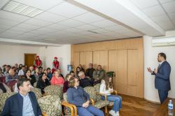 Местных производителей необходимо поддерживать, защищать и поощрять. Они обеспечивают рабочие места, зарплаты, платят пошлины и налоги, а некоторые прославляют нас в мире качественной продукцией.